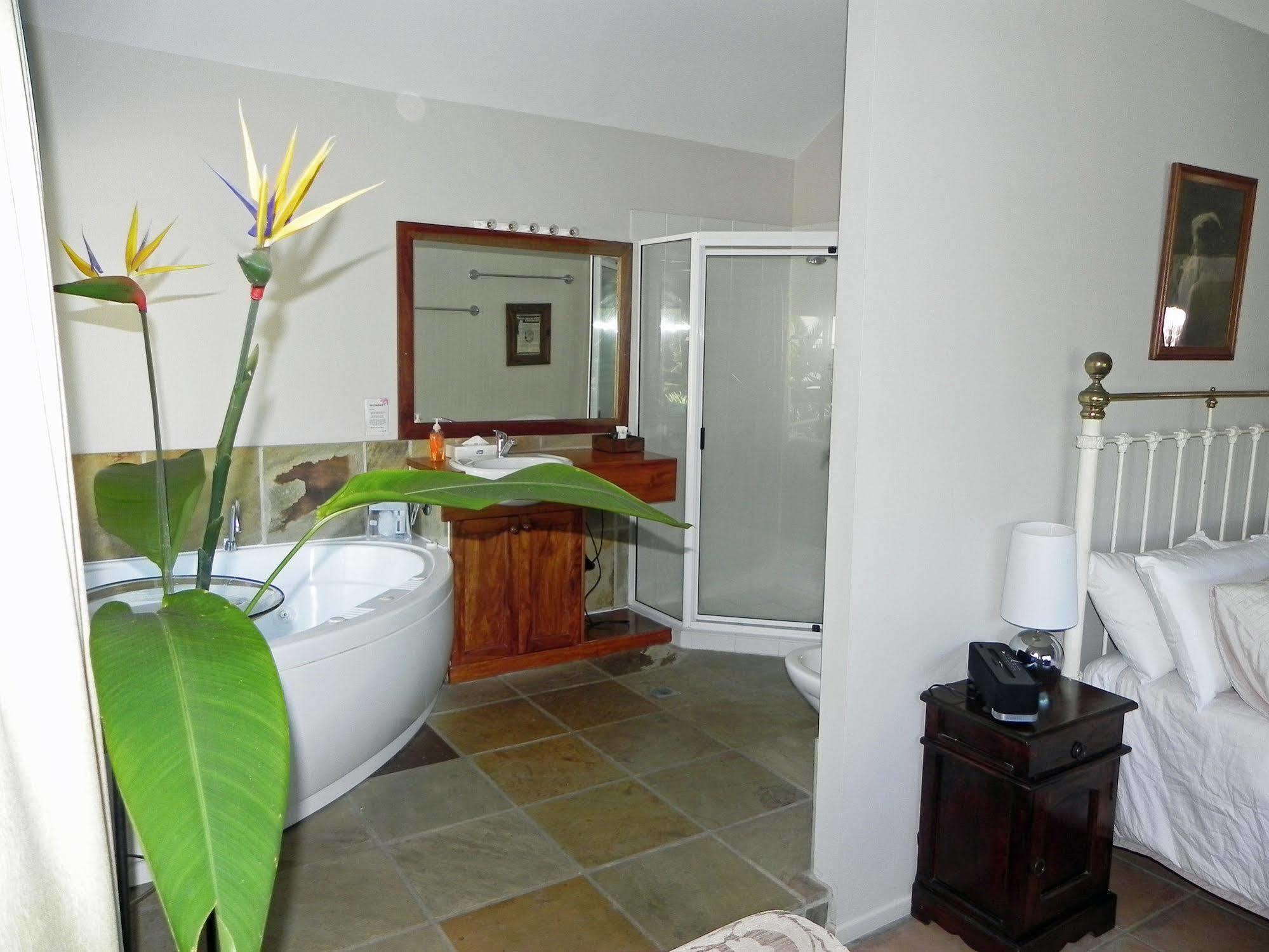 Airlie Waterfront Bed & Breakfast Эйрли-Бич Экстерьер фото